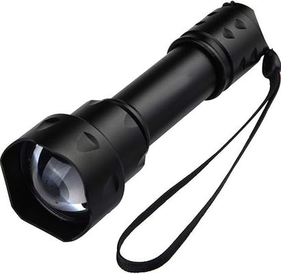 Une lampe de poche infrarouge, une lampe de poche de 850 nm, une batterie et un chargeur.